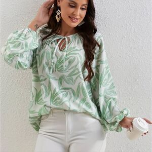 Like New Women's Size Large Long‎ Sleeve Leaf Print Tie Neck Blouse